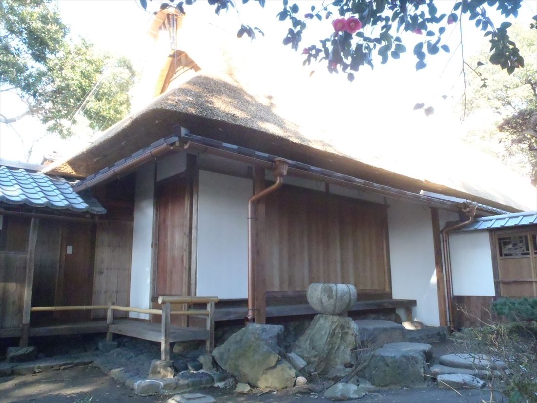 茅葺屋根の建物