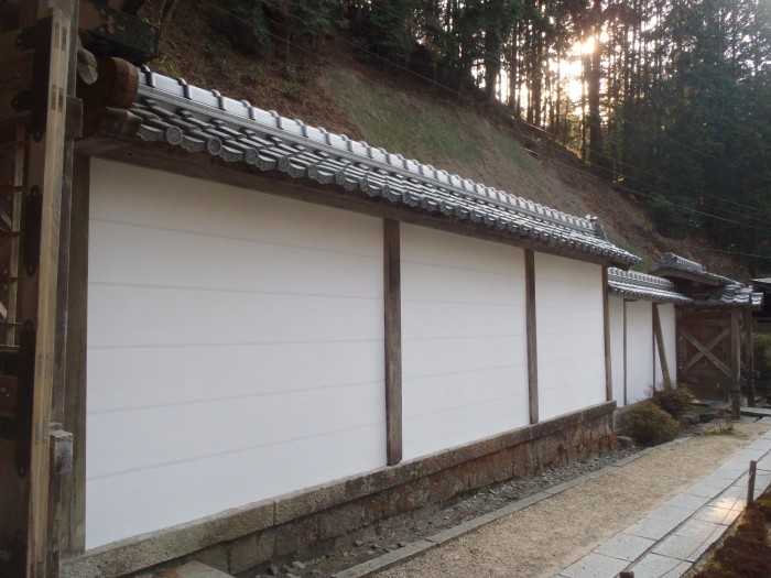 漆喰壁に5本線